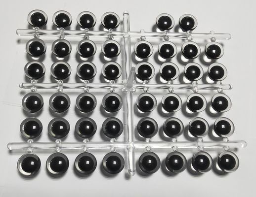 Accessori per occhi di bambola confezionati con una macchina per lo stampaggio a iniezione a singolo scivolo verticale da 160 tonnellate