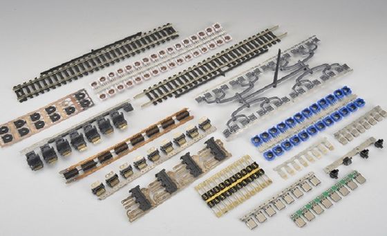 Macchine per stampaggio a iniezione di alta precisione verticale di plastica ad alta velocità per diversi connettori