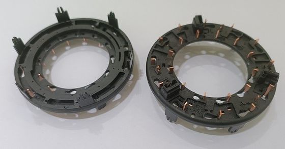 Macchina per lo stampaggio a iniezione a tavola rotante verticale utilizzata per i supporti di lampadine per proiettori di auto