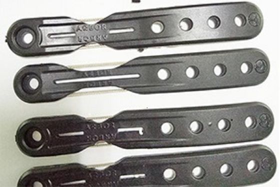 Macchina per stampaggio a iniezione verticale di prodotti in plastica da 85 tonnellate utilizzata per accessori per orologi