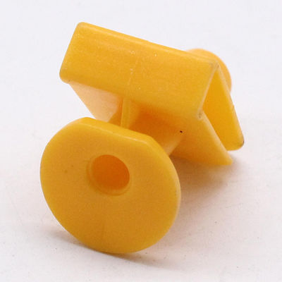 Clips di montaggio sotto il corpo del veicolo realizzati da una macchina per stampaggio a iniezione verticale a singolo scivolo