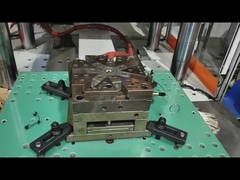 Macchina per stampaggio a iniezione verticale a singolo scivolo da 160 tonnellate utilizzata per il filtro dell'aria della cabina