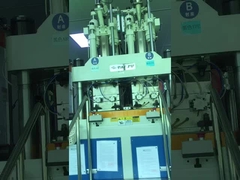 Macchina di stampaggio a iniezione a doppio colore verticale 120 tonnellate utilizzata per conchiglie di giocattoli bicolori